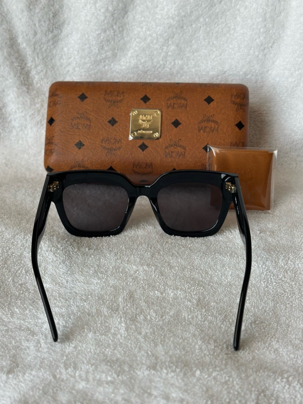 Full Inclusion MCM Black Sunglasses - Authenticated by Poizon - Picture 7 of 12